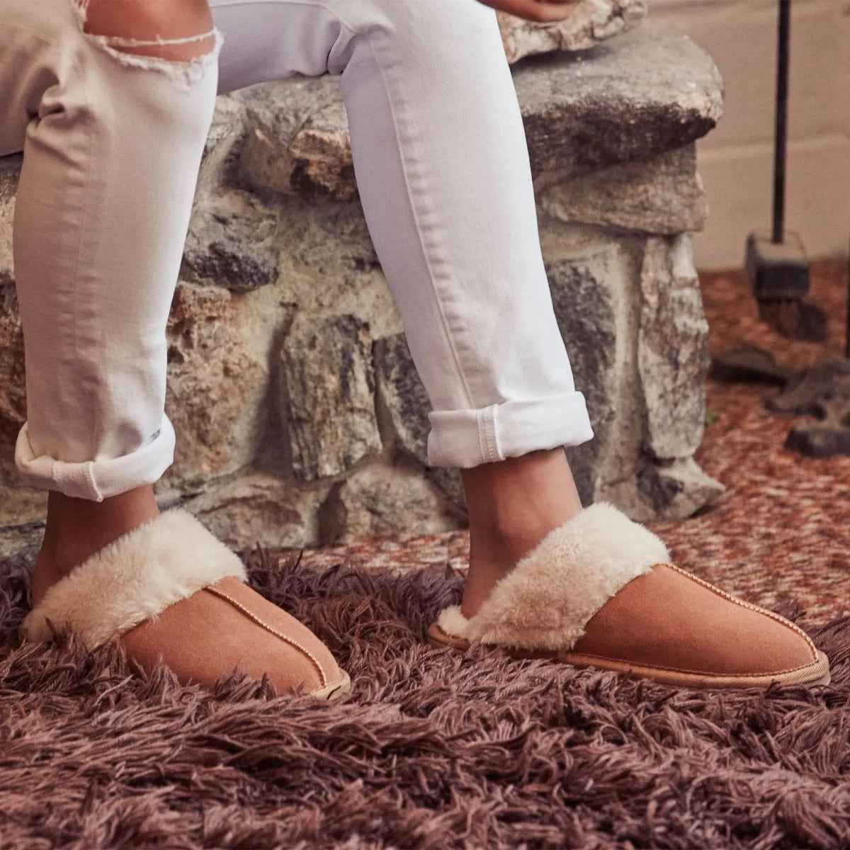 Minnetonka Chesney - Womens Slippers