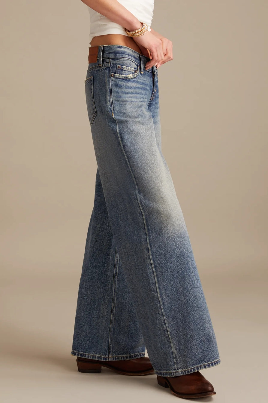 [150926-420] WOMENS LUCKY BRAND SUPER LOW RISE ULTRA WIDE - GET LOW WASH
