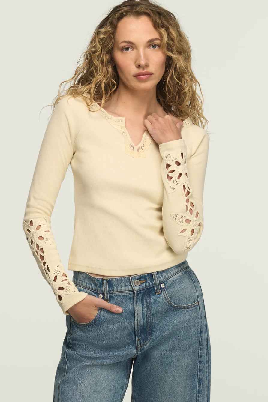 [162137-100] WOMENS LUCKY BRAND LACE NOTCH NECK FITTED TOP - CREAM