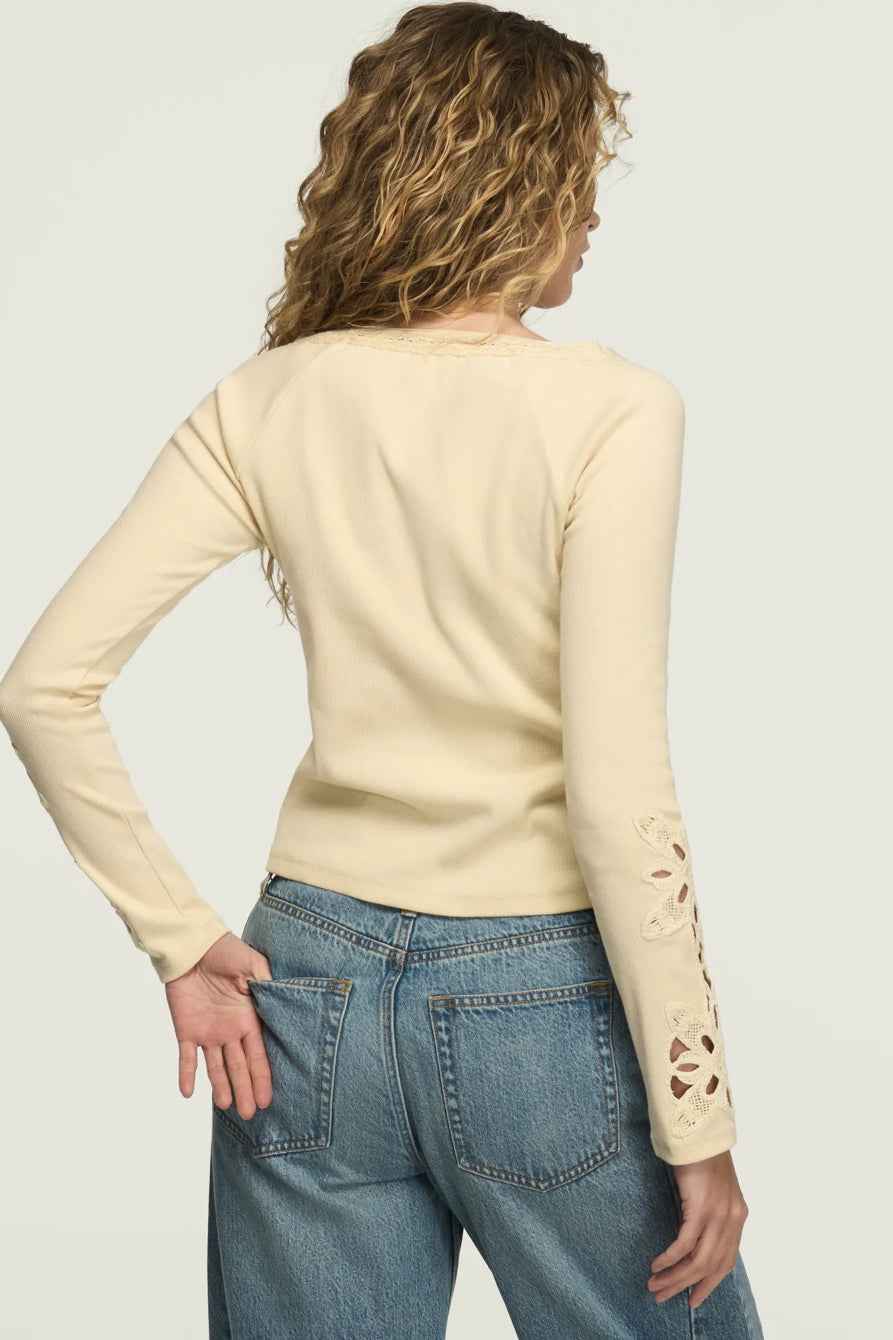 [162137-100] WOMENS LUCKY BRAND LACE NOTCH NECK FITTED TOP - CREAM