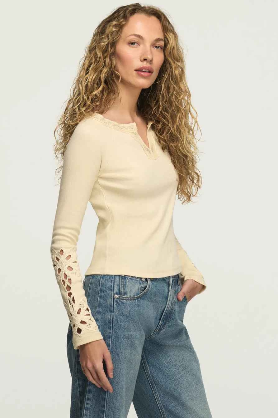 [162137-100] WOMENS LUCKY BRAND LACE NOTCH NECK FITTED TOP - CREAM