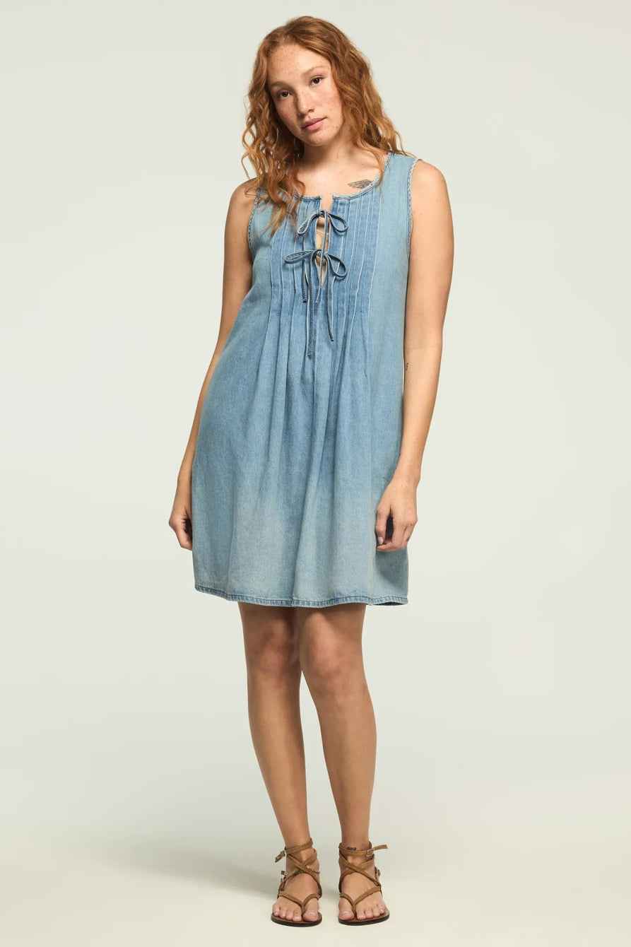 [163329-040] WOMENS LUCKY BRAND PLEATED DENIM MINI DRESS - NICE OUT WASH