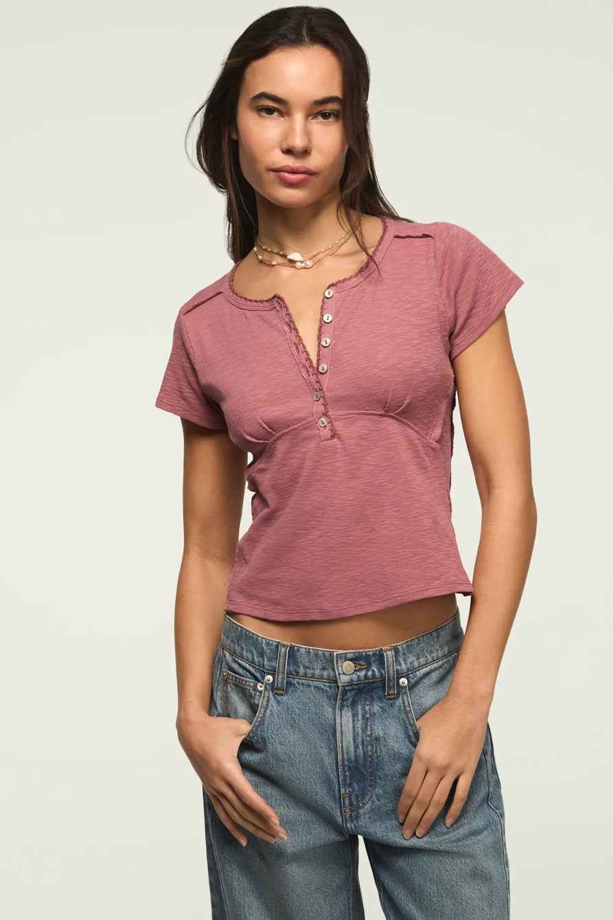 [167405-660] WOMENS LUCKY BRAND CROCHET TRIM SHORT SLEEVE HENLEY - LILAS