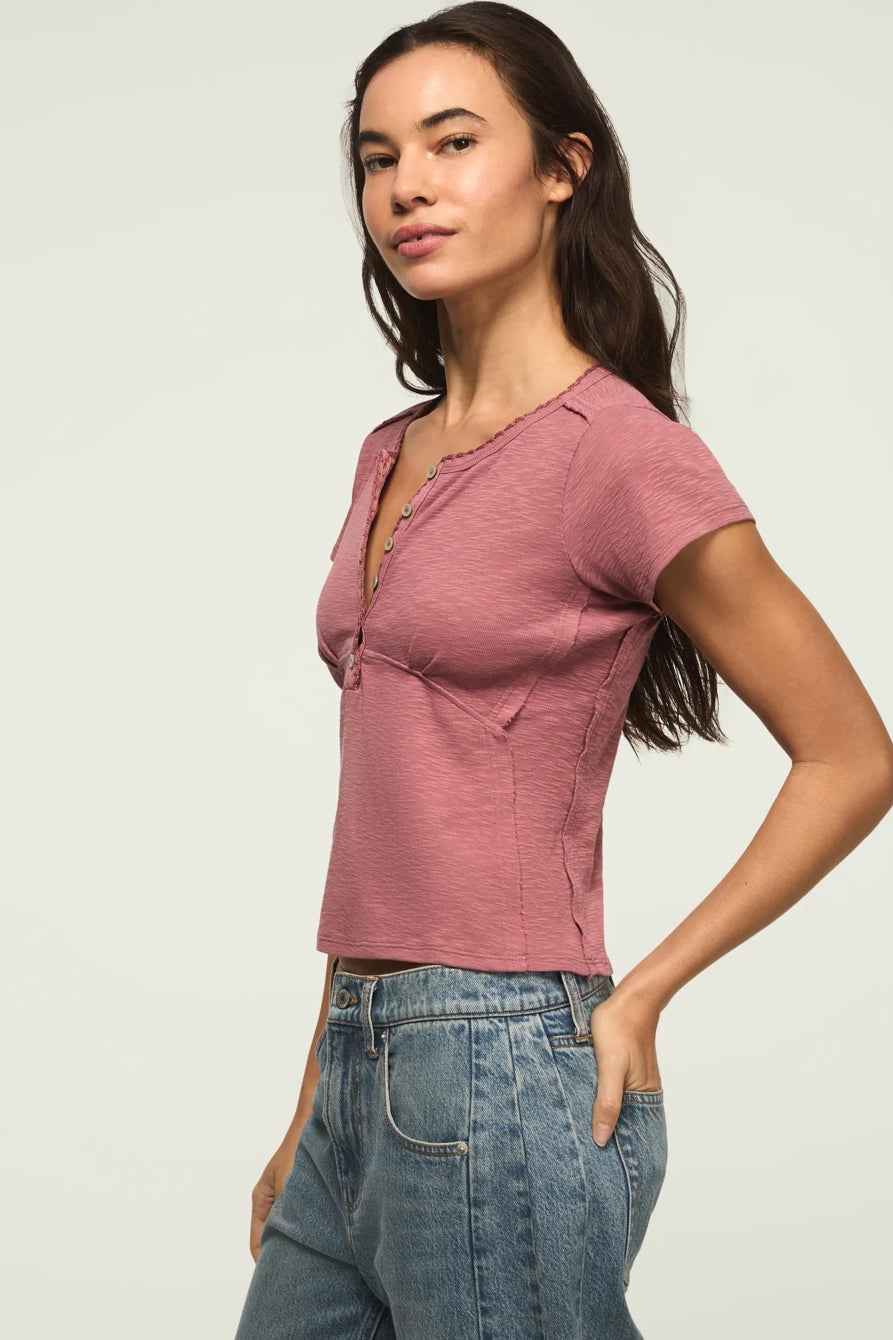[167405-660] WOMENS LUCKY BRAND CROCHET TRIM SHORT SLEEVE HENLEY - LILAS