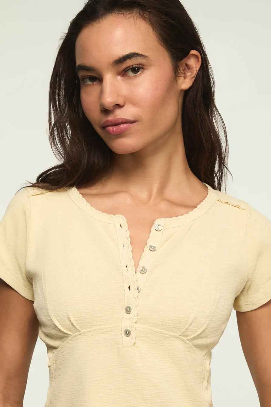 [167405-750] WOMENS LUCKY BRAND CROCHET TRIM SHORT SLEEVE HENLEY - LEMON ICING